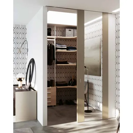 translate the following sentence in English: full-height mirror doors designed by Bertolotto interior doors